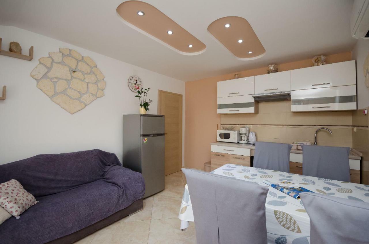 לופאר Apartments Mirjana מראה חיצוני תמונה