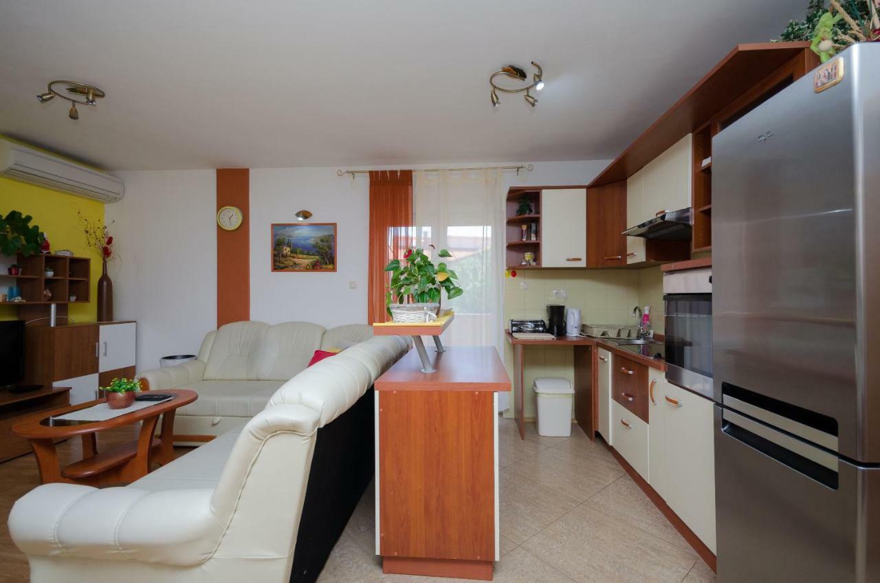 לופאר Apartments Mirjana מראה חיצוני תמונה